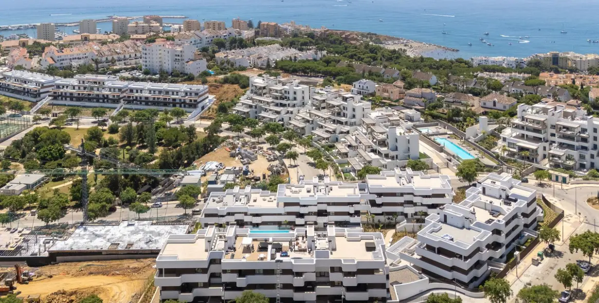 Sale of middle floor apartment in Estepona 44