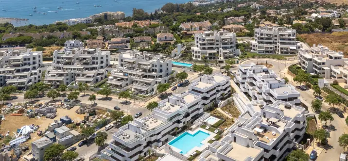 Venta de apartamento en planta media en Estepona 2