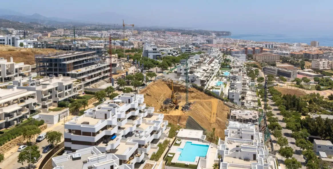 Venta de apartamento en planta media en Estepona 2