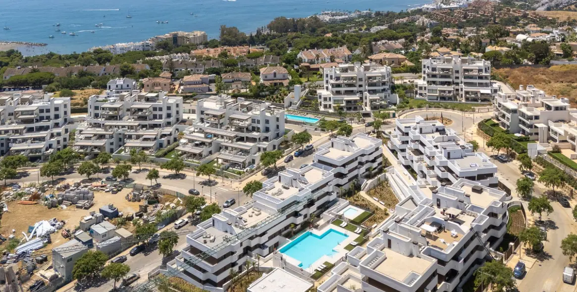 Venta de apartamento en planta media en Estepona 3