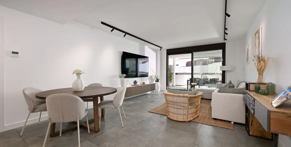 Venta de apartamento en planta media en Estepona 4