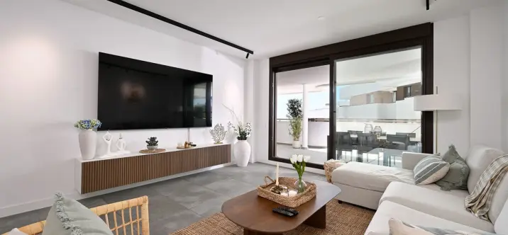 Venta de apartamento en planta media en Estepona 4