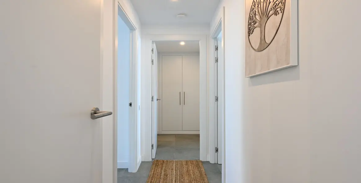 Venta de apartamento en planta media en Estepona 10