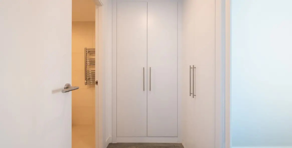 Venta de apartamento en planta media en Estepona 12