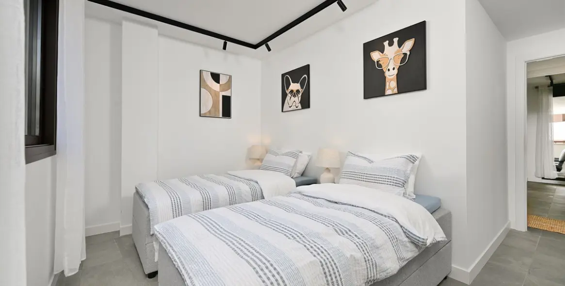 Venta de apartamento en planta media en Estepona 16