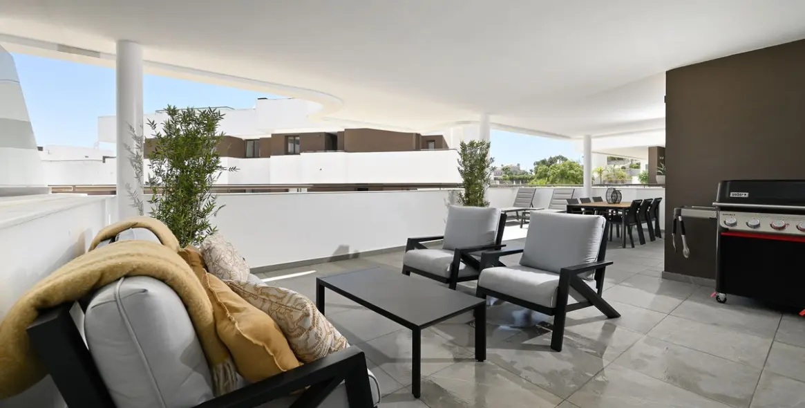 Venta de apartamento en planta media en Estepona 17