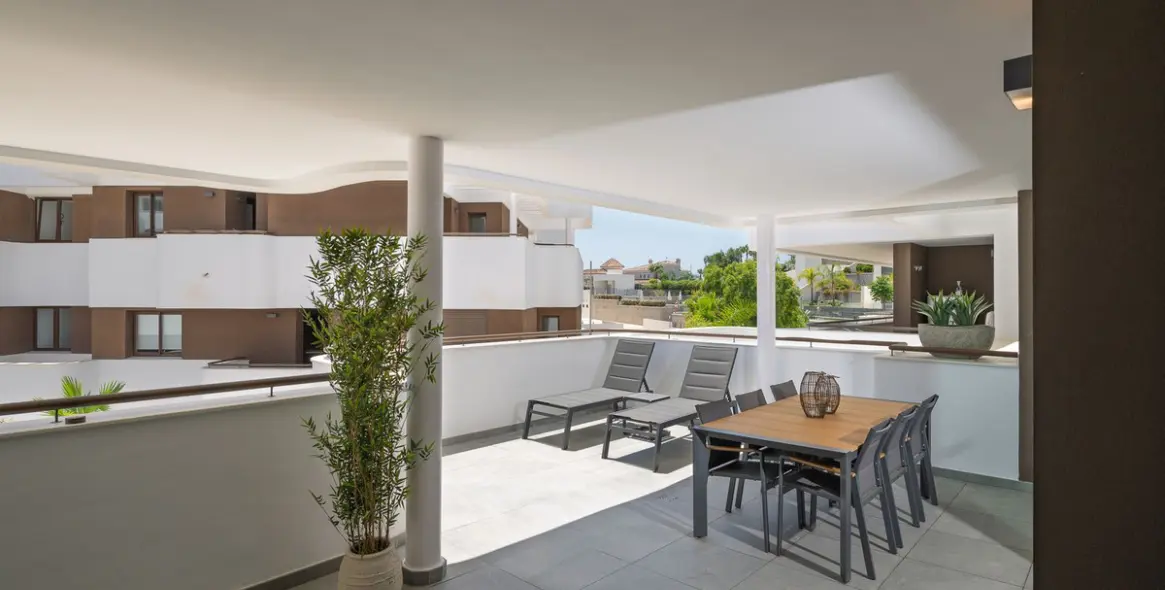 Venta de apartamento en planta media en Estepona 19