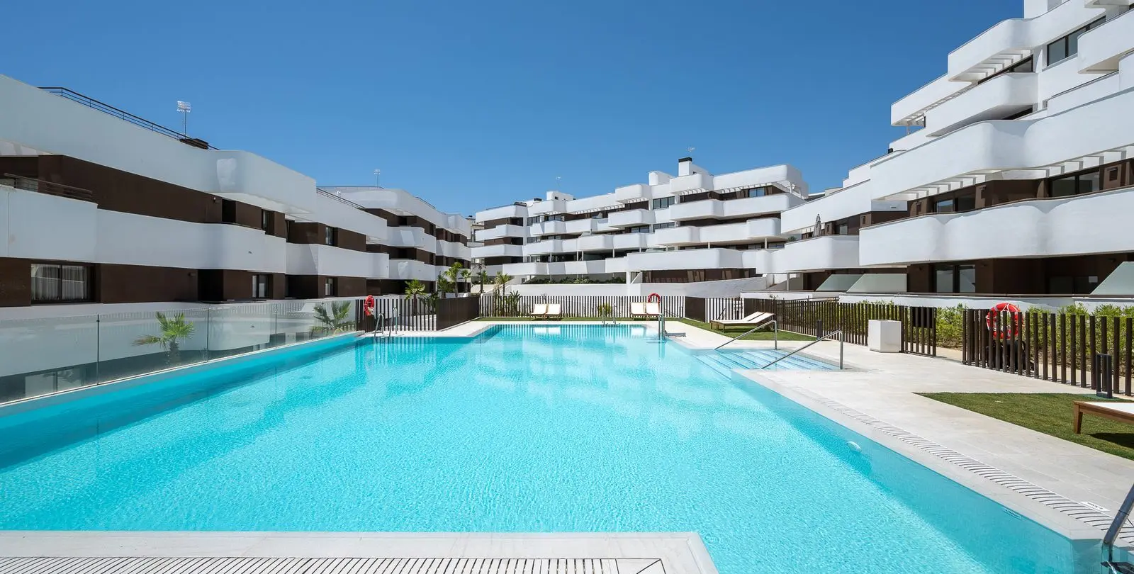 Venta de apartamento en planta media en Estepona 1