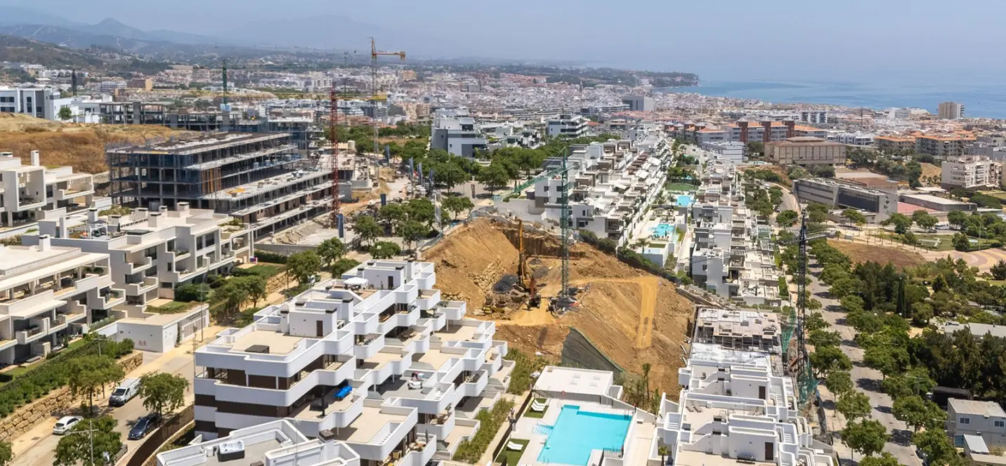 Sale of middle floor apartment in Estepona 1