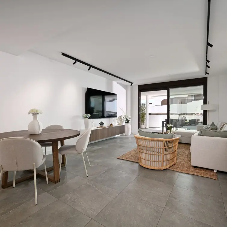 Sale of middle floor apartment in Estepona