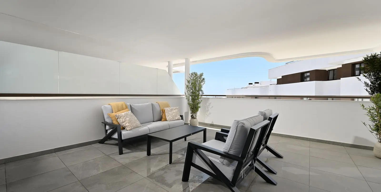 Venta de apartamento en planta media en Estepona 18