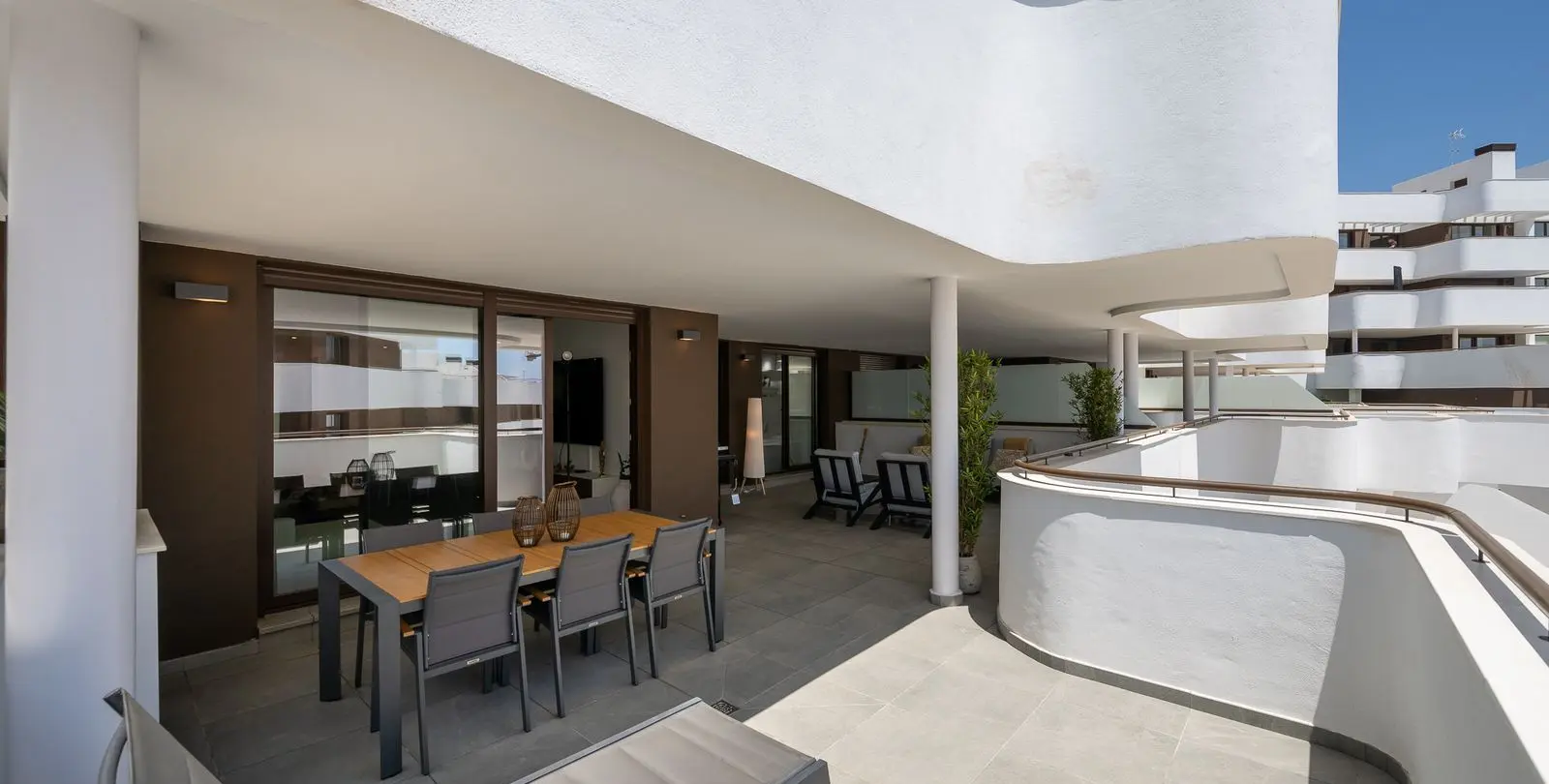 Venta de apartamento en planta media en Estepona 21
