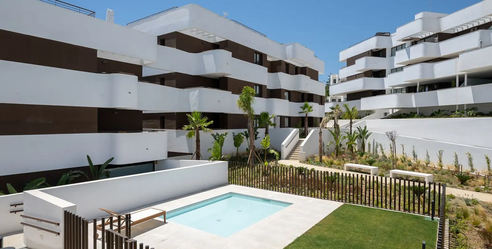 Venta de apartamento en planta media en Estepona 25