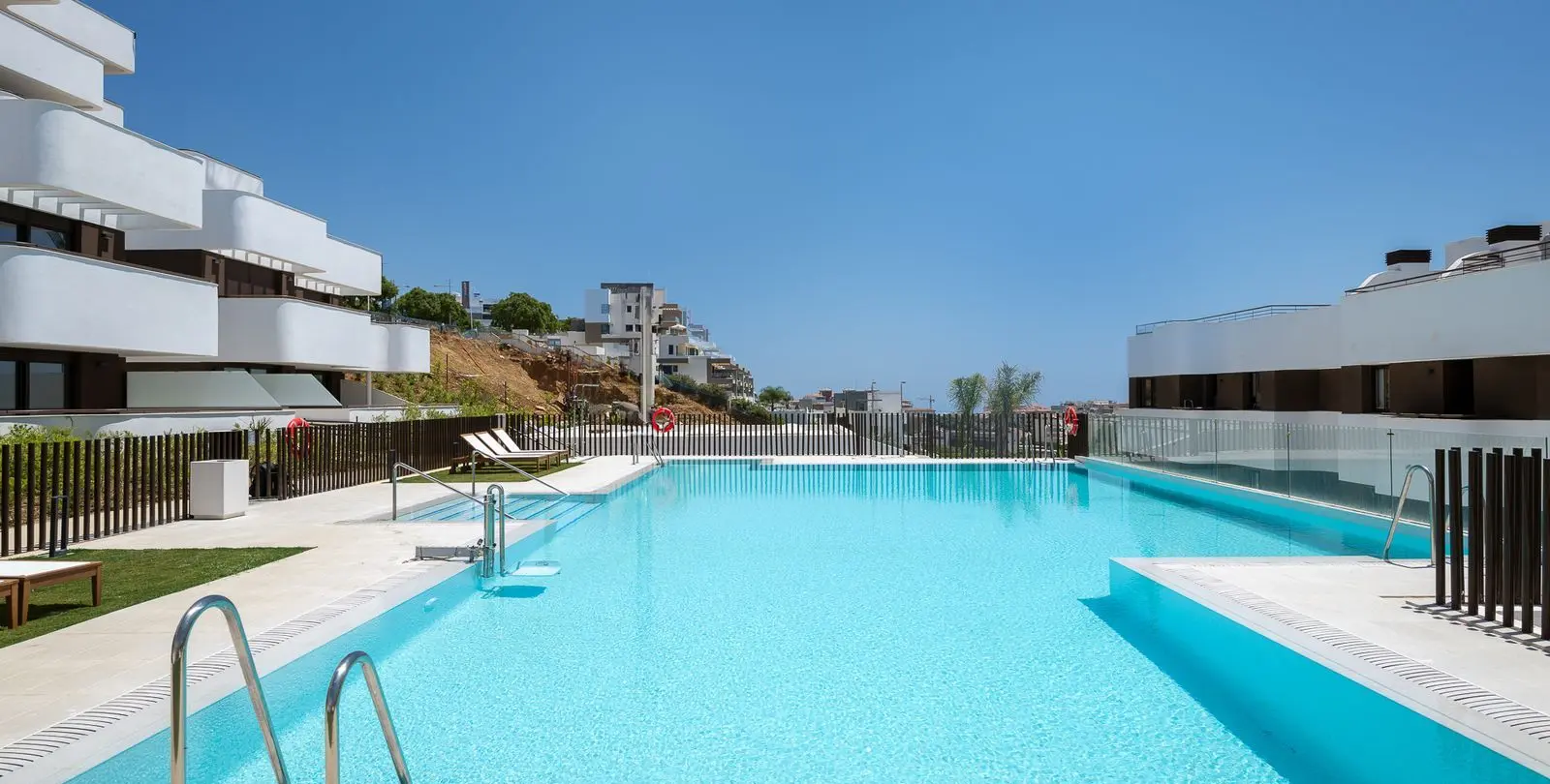 Venta de apartamento en planta media en Estepona 27