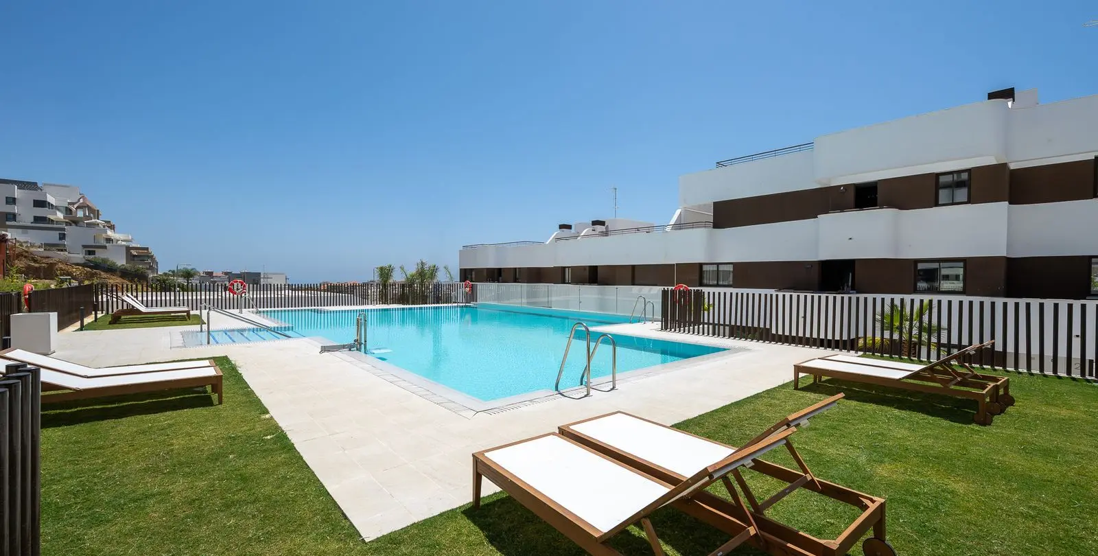 Venta de apartamento en planta media en Estepona 29