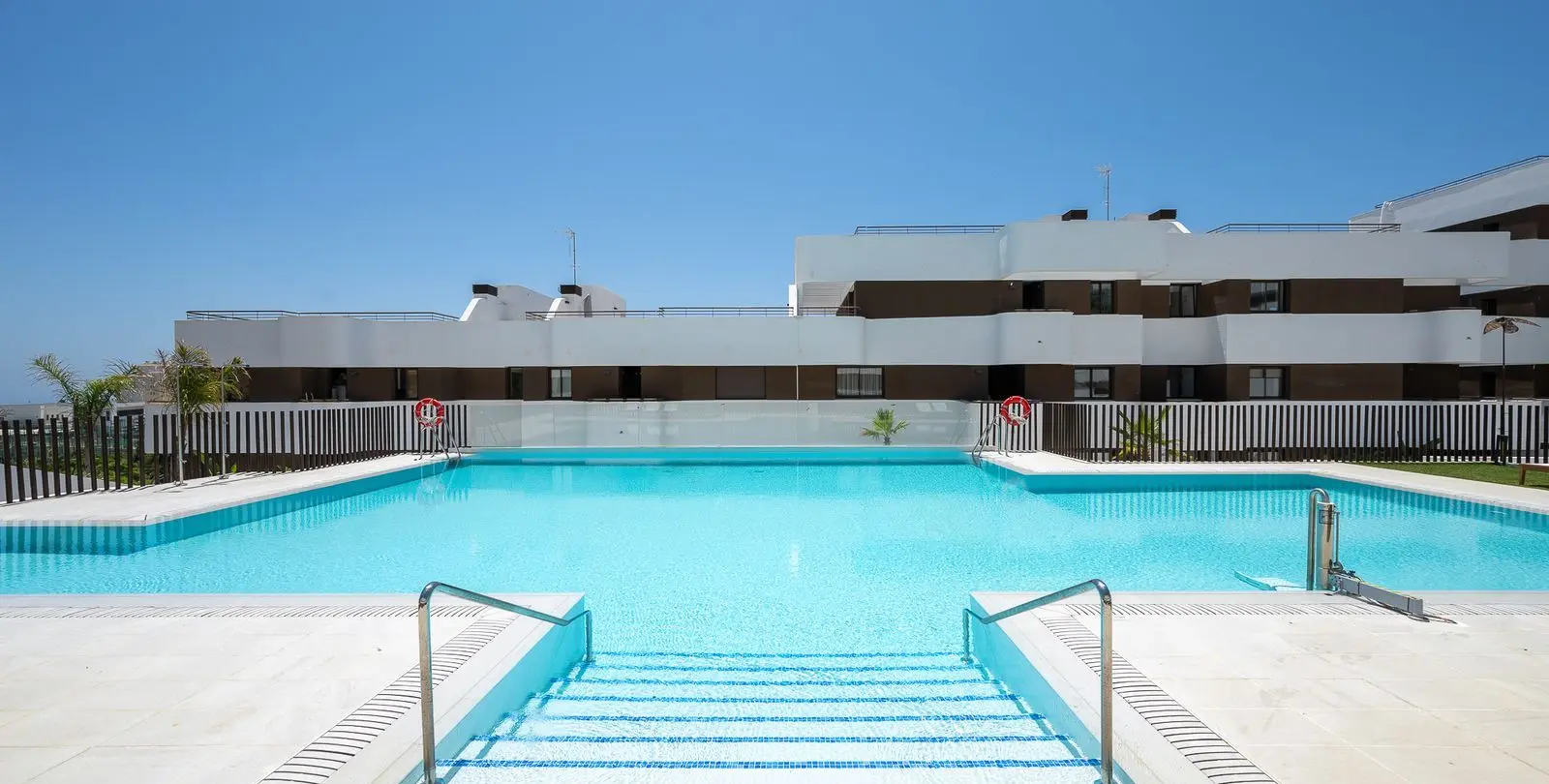 Venta de apartamento en planta media en Estepona 32