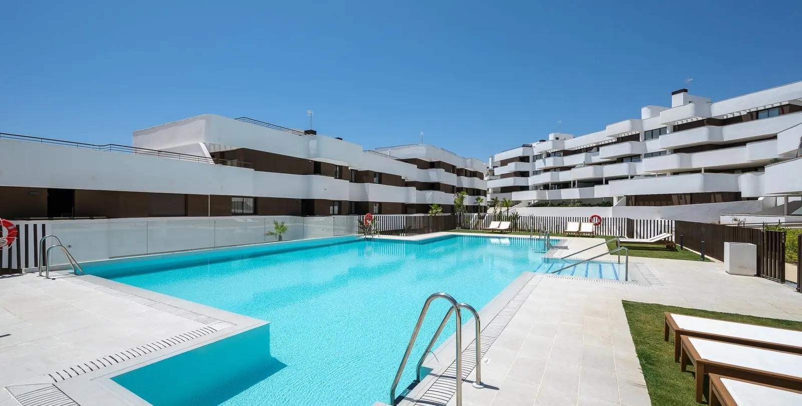 Venta de apartamento en planta media en Estepona 34