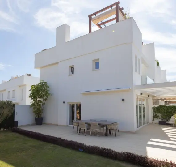 Продажа дома на две семьи в Calahonda