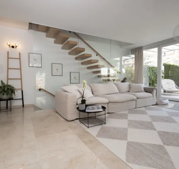 Продажа дома на две семьи в Calahonda