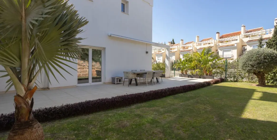 Продажа дома на две семьи в Calahonda 26