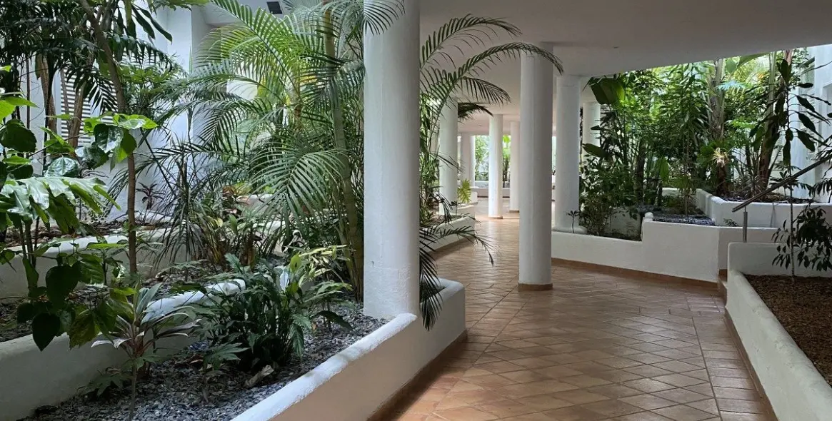 Sale of ground floor apartment in Puerto Banús 33