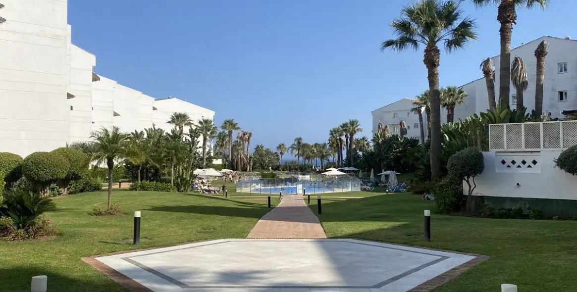 Sale of ground floor apartment in Puerto Banús 35