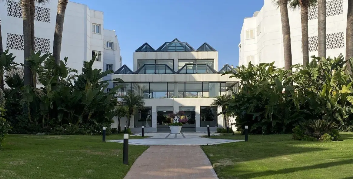 Sale of ground floor apartment in Puerto Banús 37
