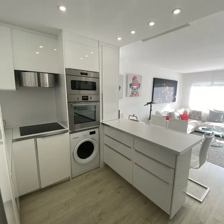 Venta de apartamento en planta baja en Puerto Banús