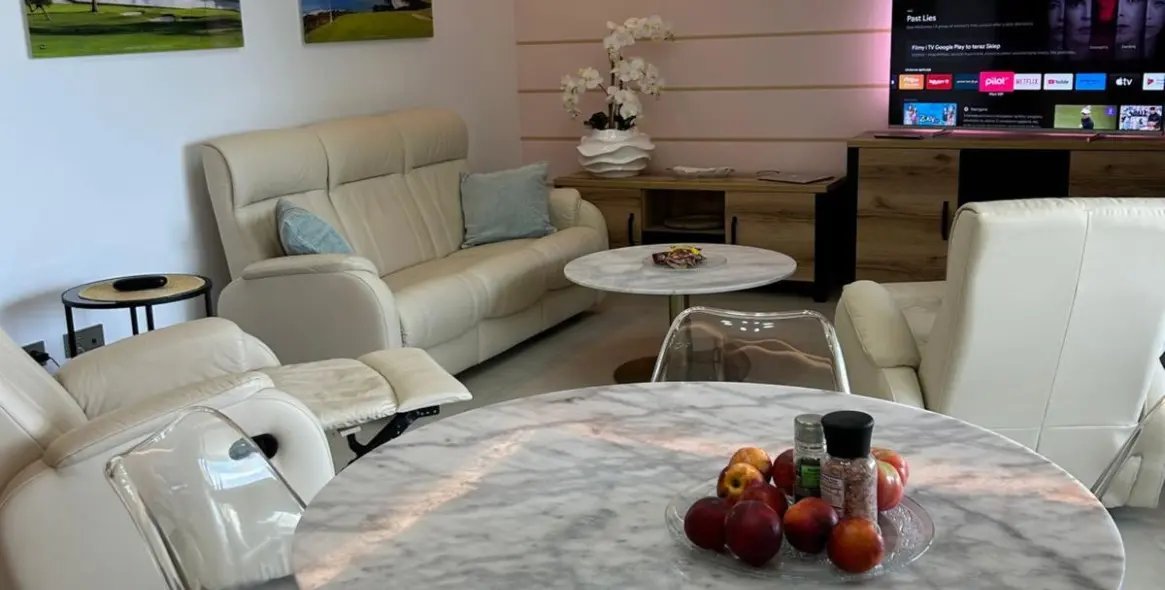 Sale of middle floor apartment in La Quinta 18