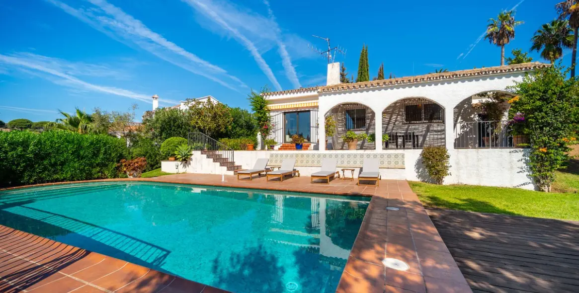 Продажа  отдельно стоящей виллы в Marbella East (район Elviria) 1