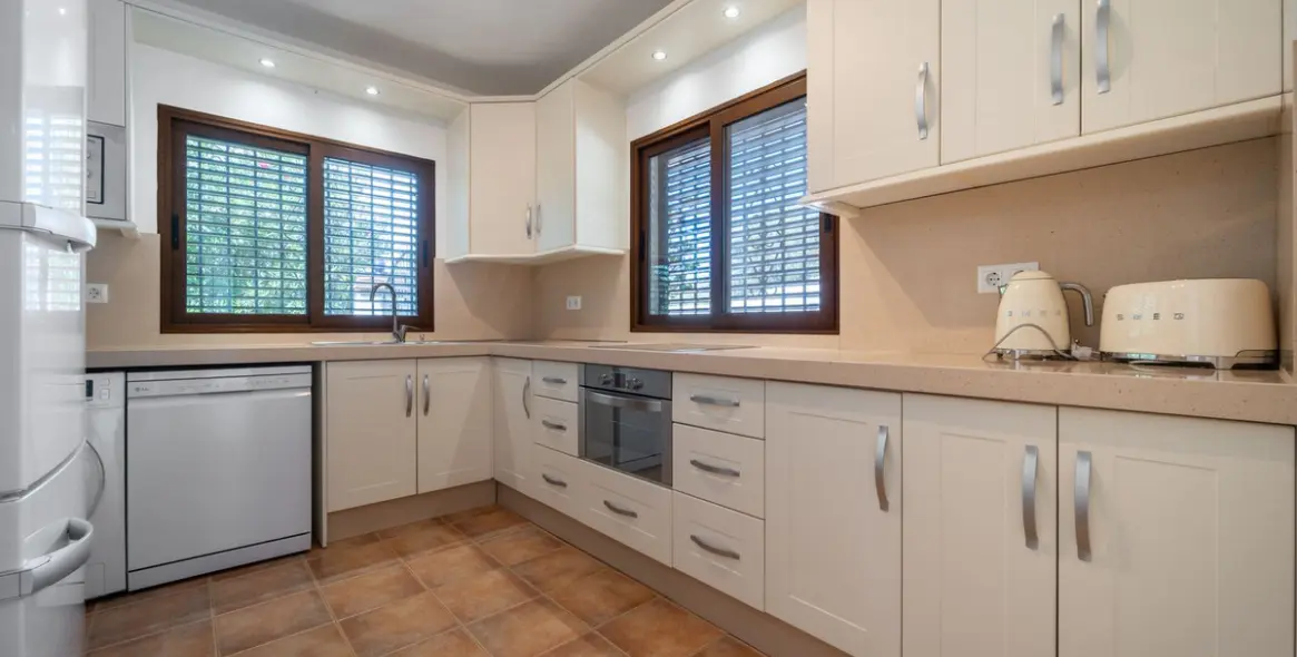 Продажа  отдельно стоящей виллы в Marbella East (район Elviria) 6