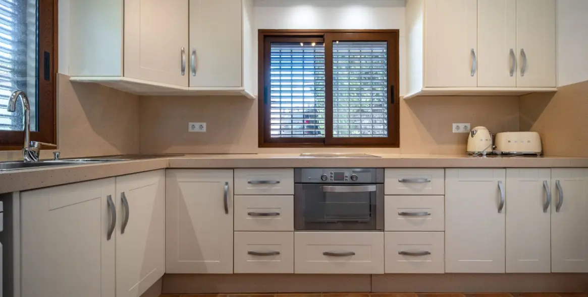 Продажа  отдельно стоящей виллы в Marbella East (район Elviria) 7