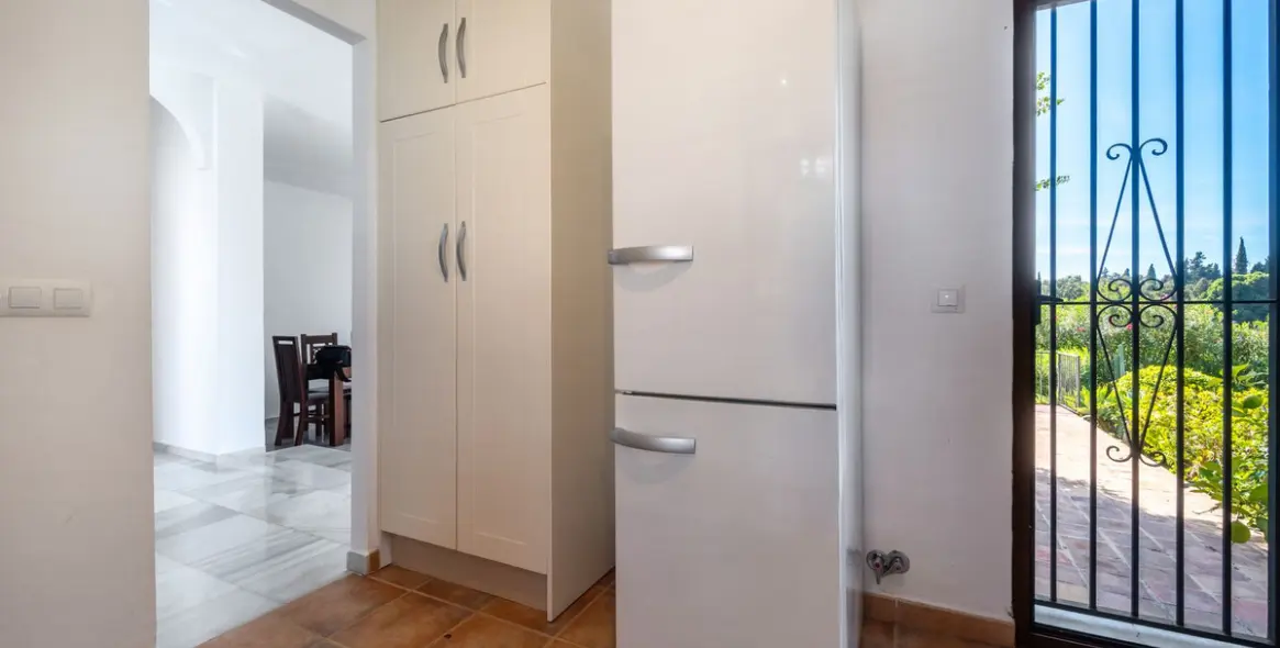 Продажа  отдельно стоящей виллы в Marbella East (район Elviria) 8