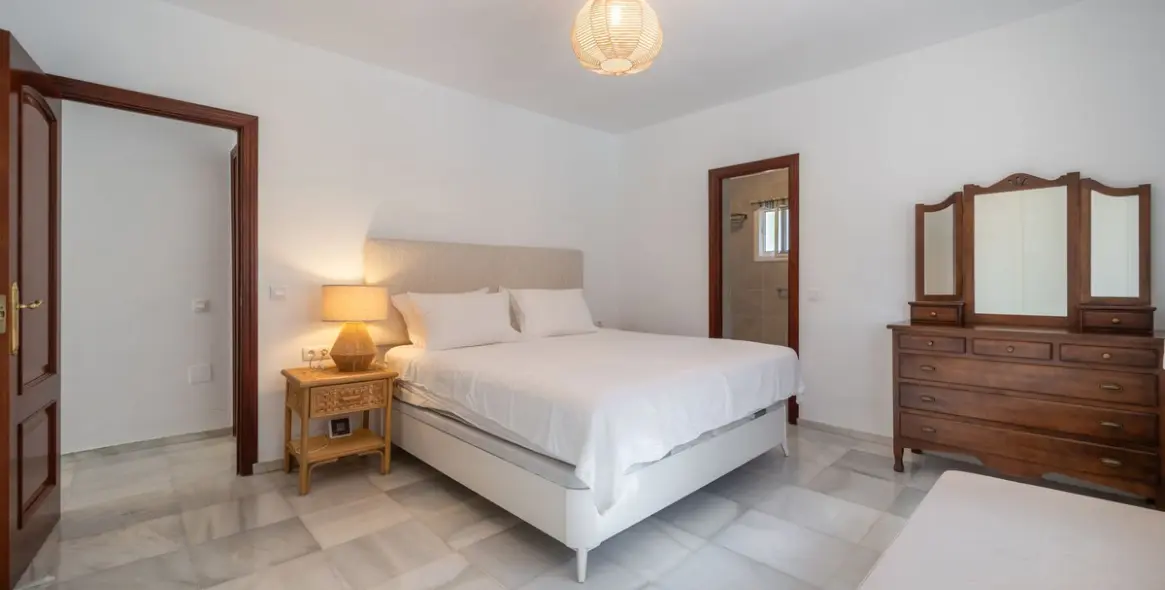 Продажа  отдельно стоящей виллы в Marbella East (район Elviria) 9