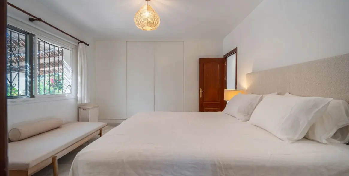 Продажа  отдельно стоящей виллы в Marbella East (район Elviria) 12