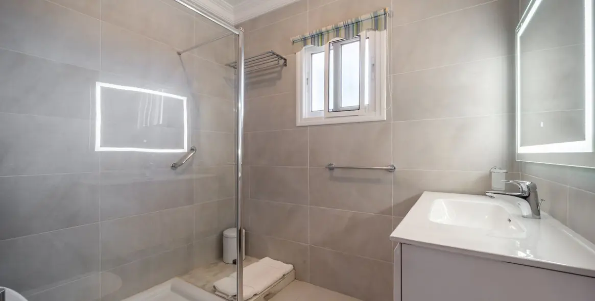 Продажа  отдельно стоящей виллы в Marbella East (район Elviria) 13