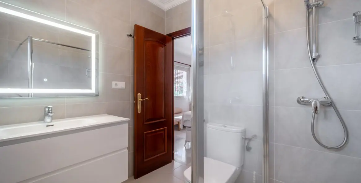 Продажа  отдельно стоящей виллы в Marbella East (район Elviria) 14