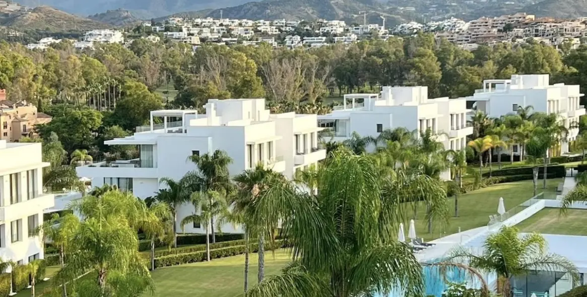 Sale of middle floor apartment in Estepona 21