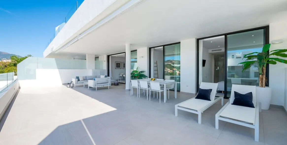 Sale of middle floor apartment in Estepona 1