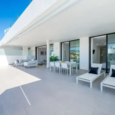 Sale of middle floor apartment in Estepona