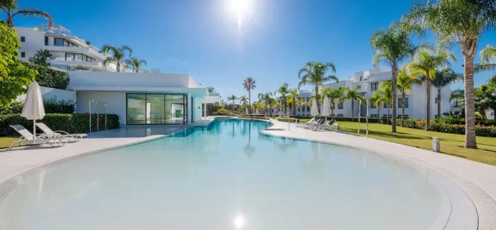 Sale of middle floor apartment in Estepona 2