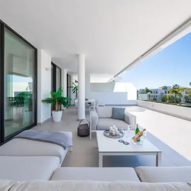 Sale of middle floor apartment in Estepona