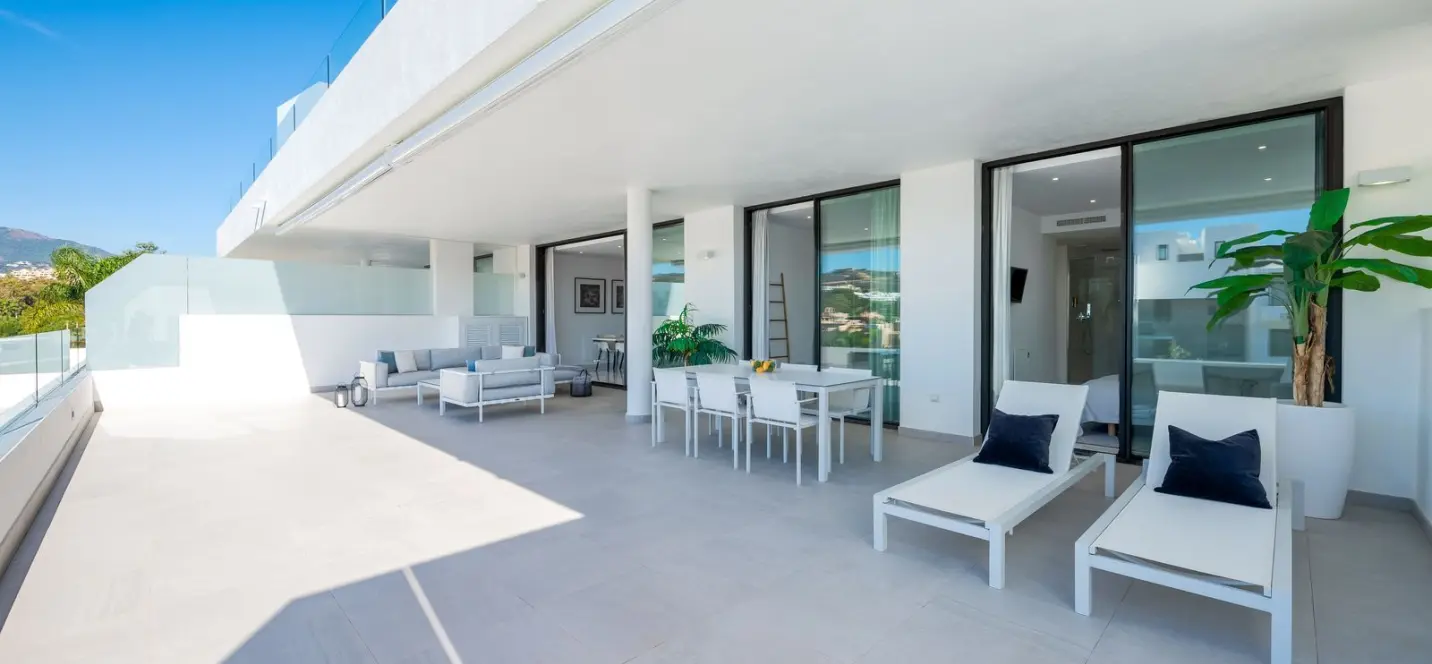 Продажа апартаментов на среднем этаже в Estepona 0