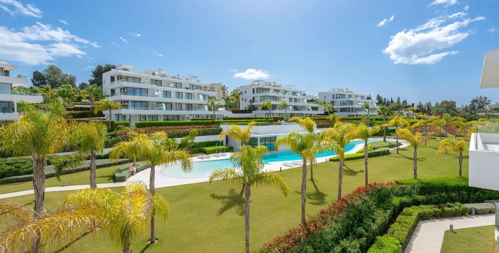 Продажа апартаментов на среднем этаже в Estepona 4