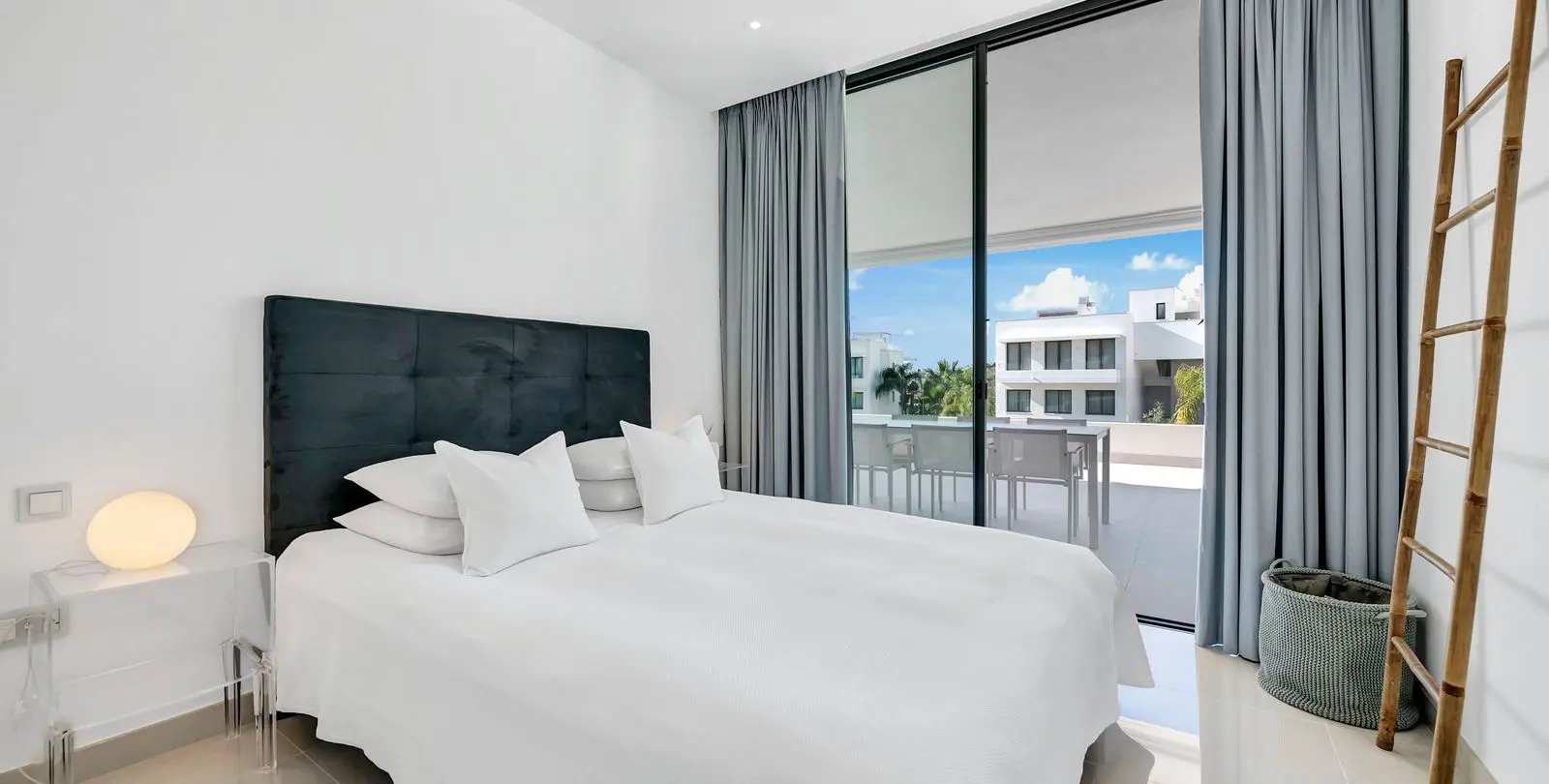 Продажа апартаментов на среднем этаже в Estepona 13