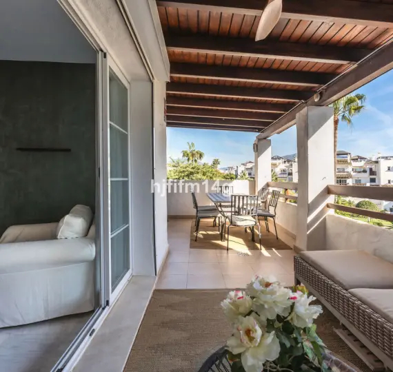 Продажа апартаментов на среднем этаже в San Pedro de Alcántara