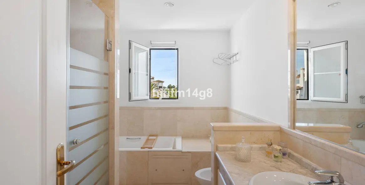 Продажа апартаментов на среднем этаже в San Pedro de Alcántara 16