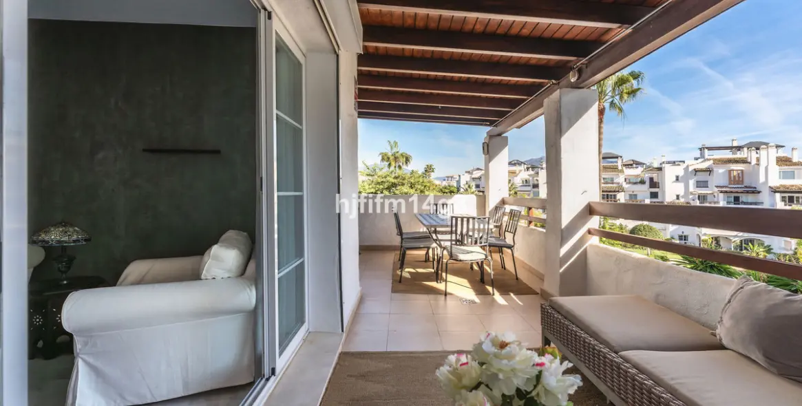 Sale of middle floor apartment in San Pedro de Alcántara 1