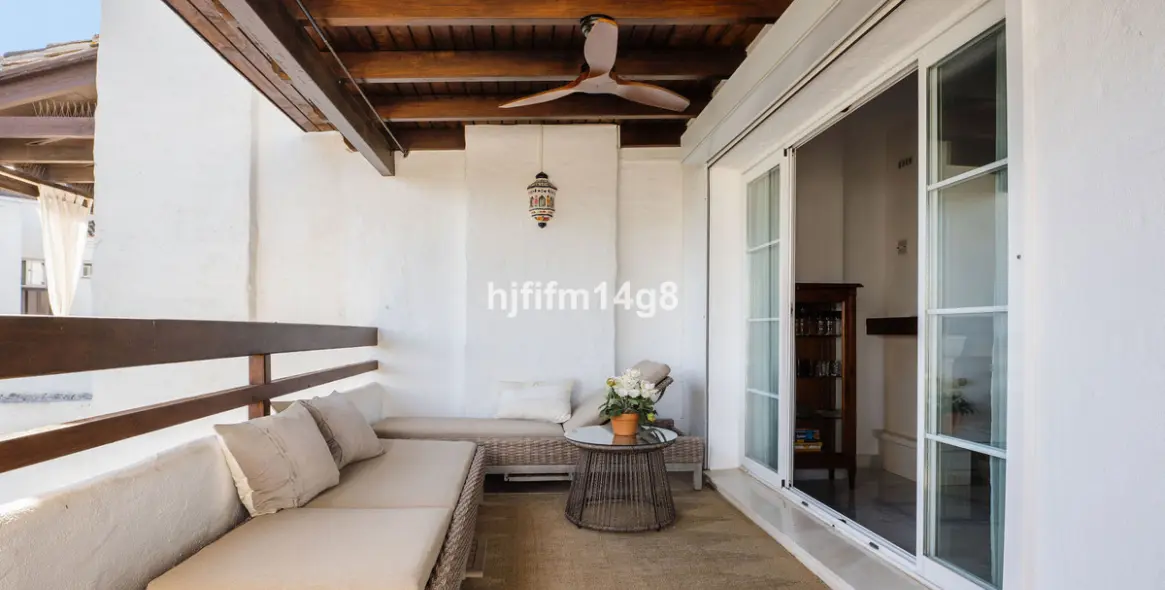 Sale of middle floor apartment in San Pedro de Alcántara 2