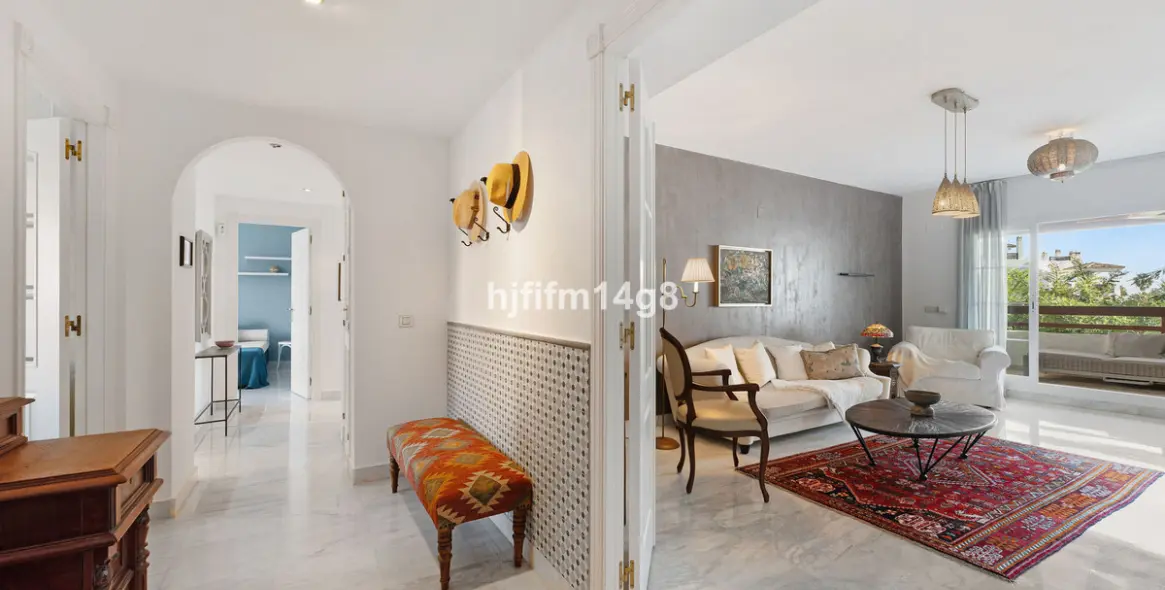 Sale of middle floor apartment in San Pedro de Alcántara 11